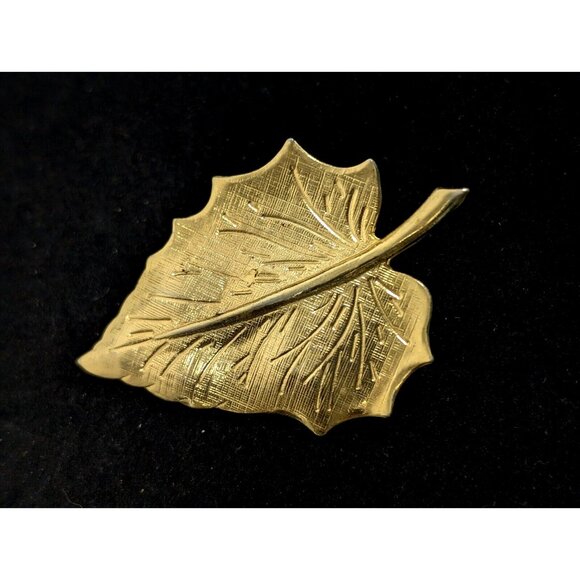Vintage Gold Tone Textured Leaf Pin Brooch Retro Classic - Picture 1 of 10